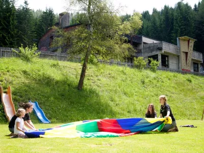 Sportplatz direkt hinter dem Haus