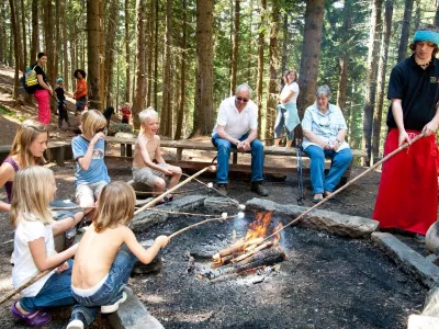 Grillen am Lagerfeuerplatz