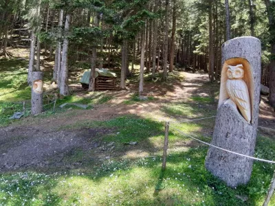 Holzkunst am Waldweg neben dem Haus