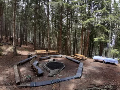 Lagerfeuerplatz im Wald direkt neben dem Haus